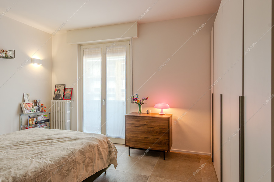 Camera da letto dell'appartamento moderno Vecia, location per shooting a Monza