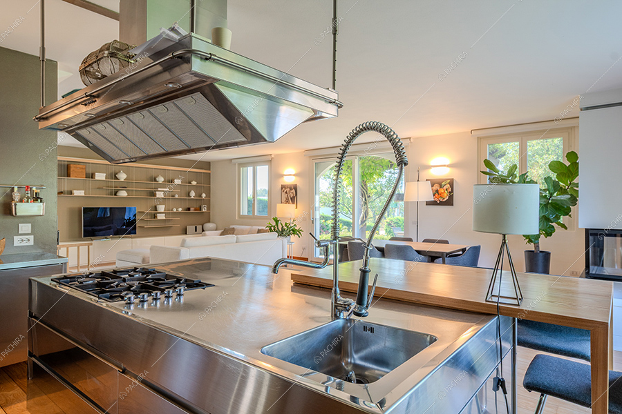Cucina della villa Litani, location in stile moderno a Monza