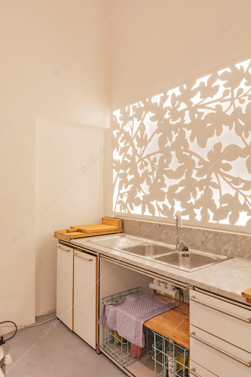 Cucina a parete dell'espositivo Couve, location in stile contemporaneo a Roma