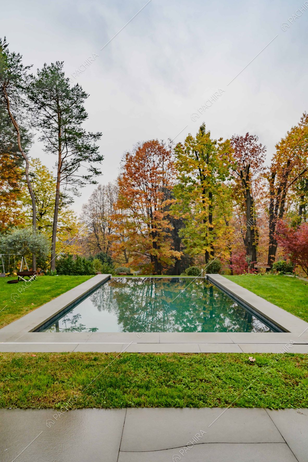 Piscina immersa nel giardino privato con foliage autunnale