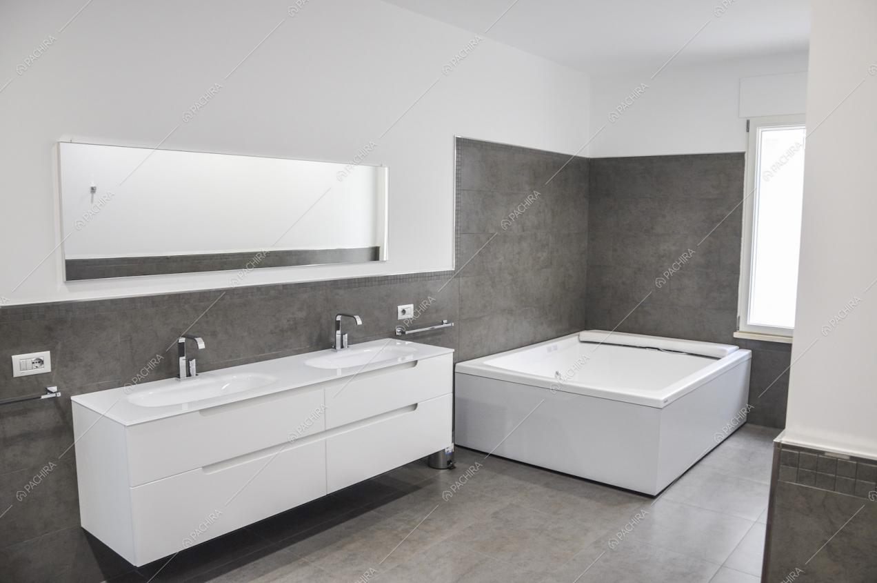 Bagno con vasca idromassaggio della villa Caviale Rosa, location in stile moderno a Roma