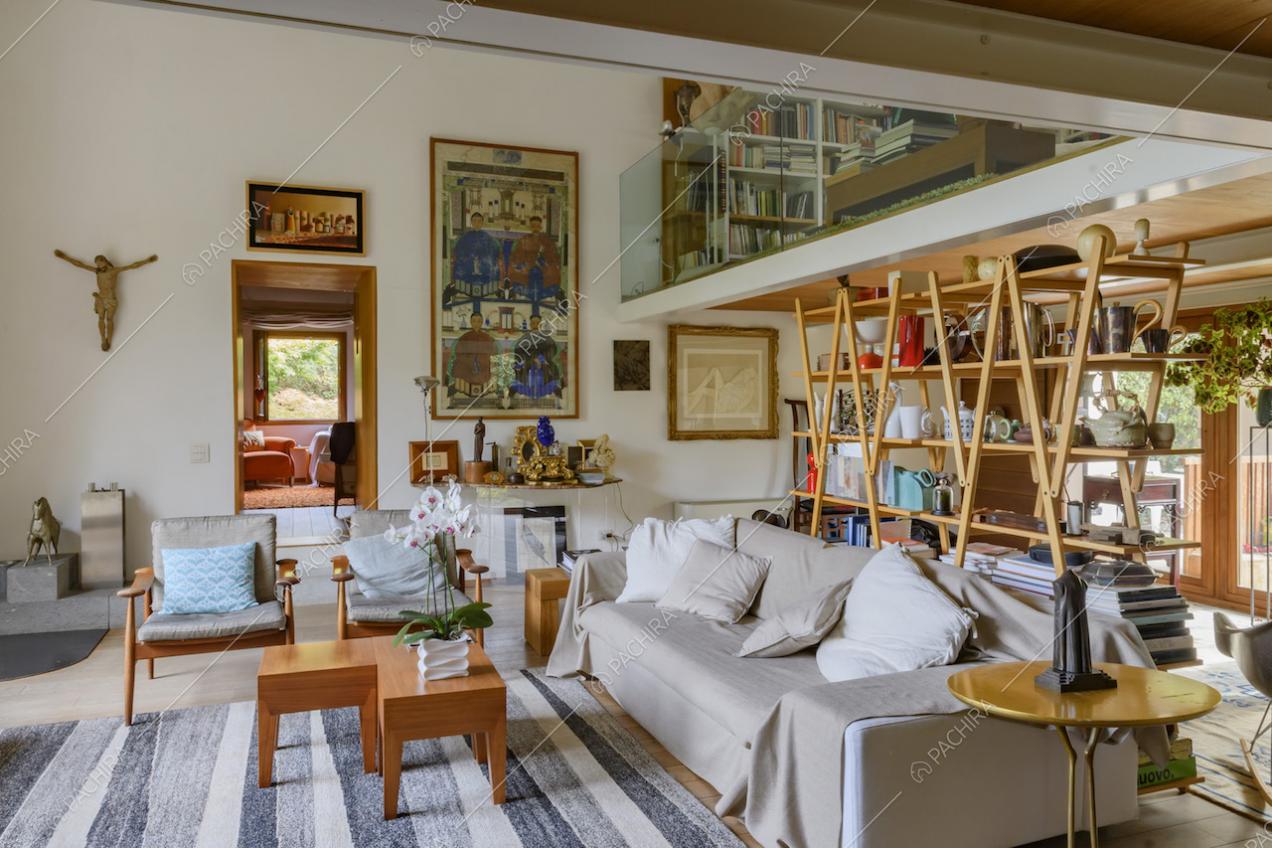 Zona conversazione con divano, poltroncine e tavolino in legno