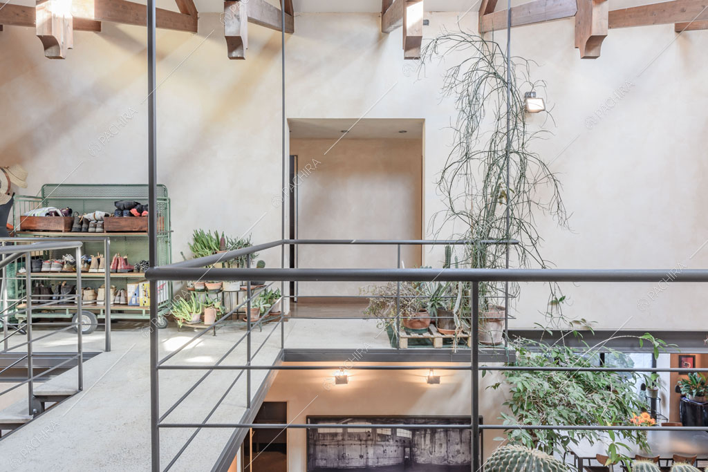 Travi a vista sul soffitto del loft Mindanao, location in stile contemporaneo a Milano