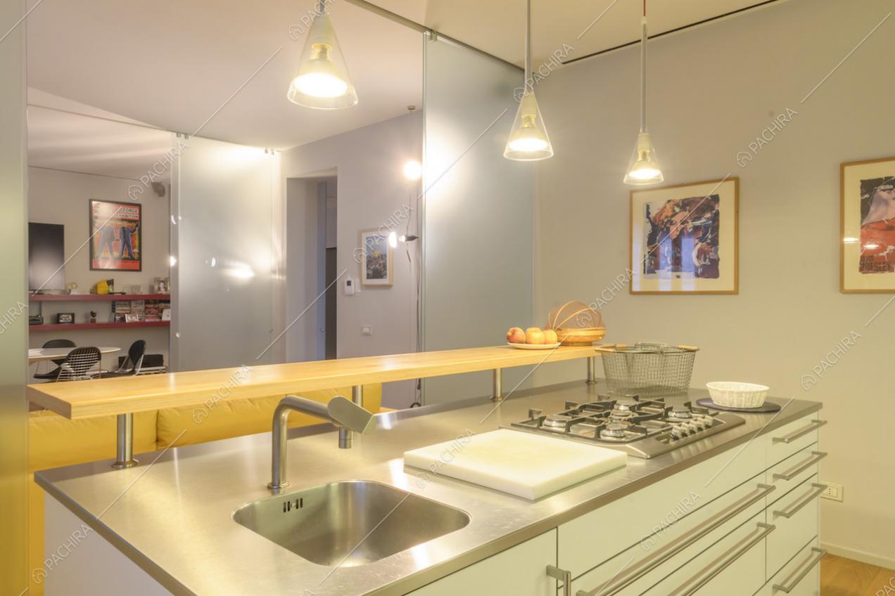 L'isola della cucina con lavandino in stile moderno