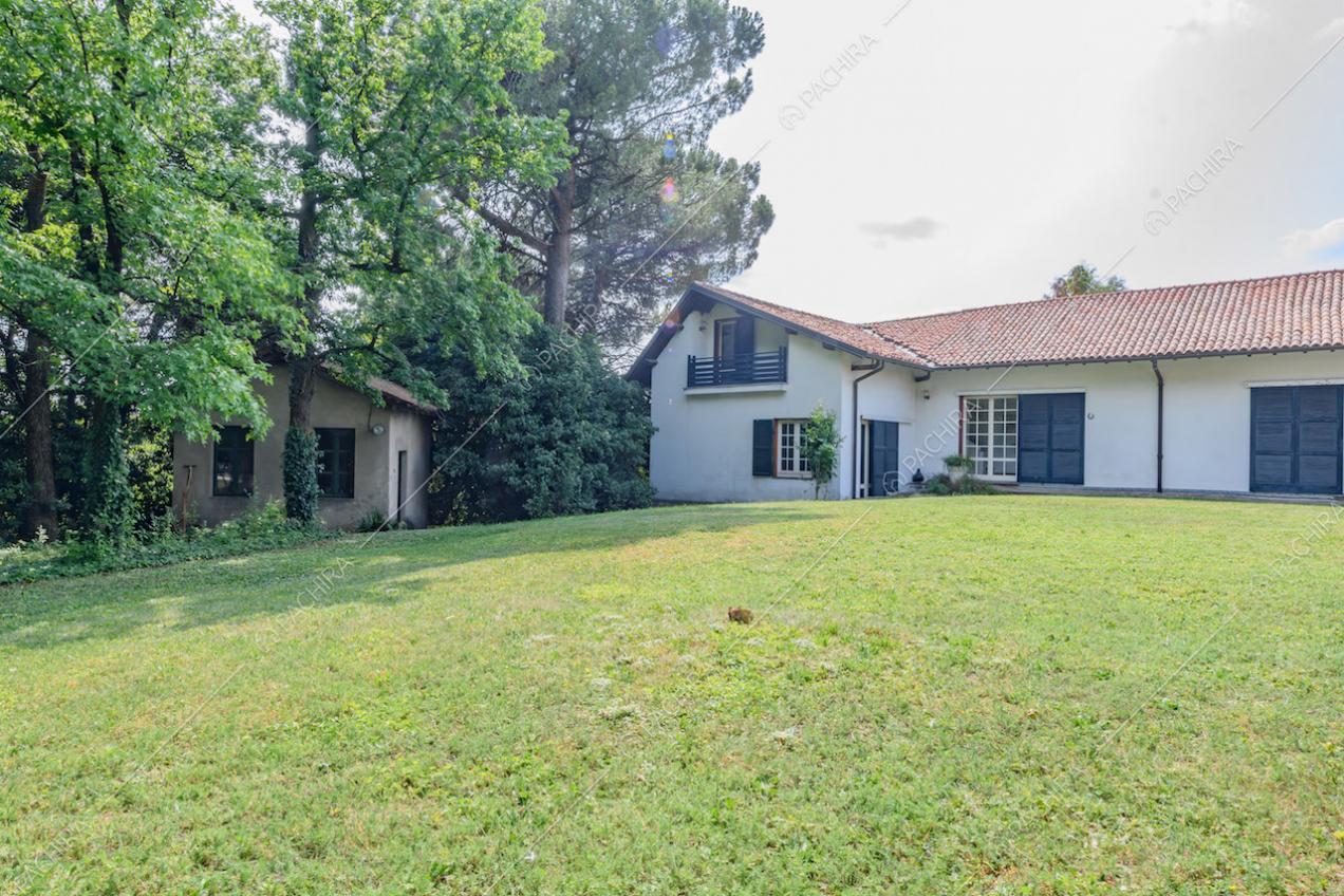 Esterni bianchi della location visti dal giardino