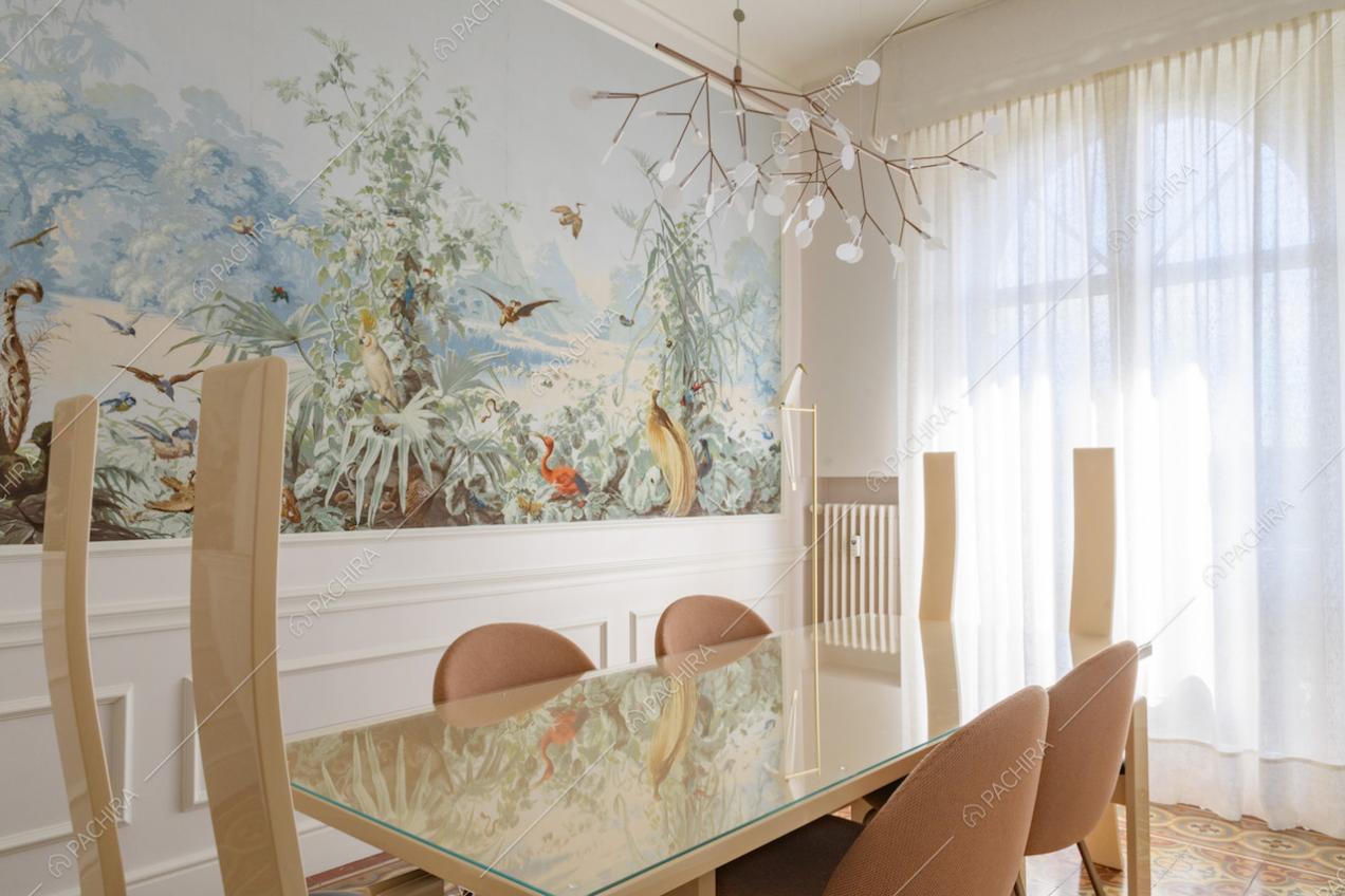 Sala da pranzo con carta da parati e boiserie alle pareti