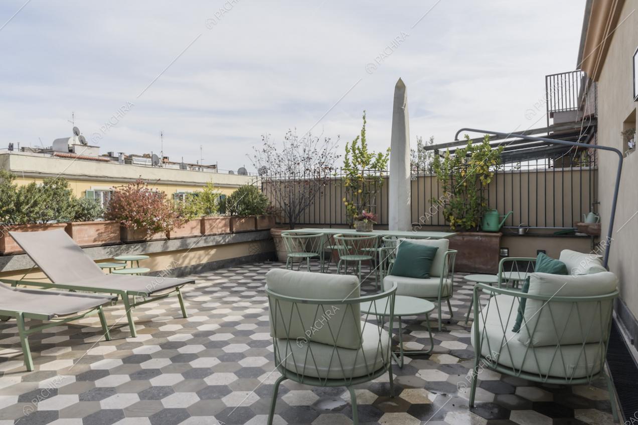 L'ampia terrazza con zona relax