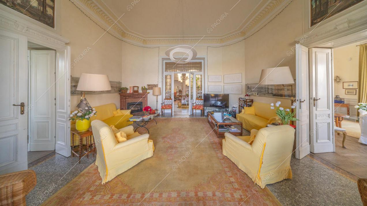 Salone con triplice accesso agli altri ambienti della magione