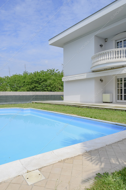 Dettaglio della piscina su un lato della villa