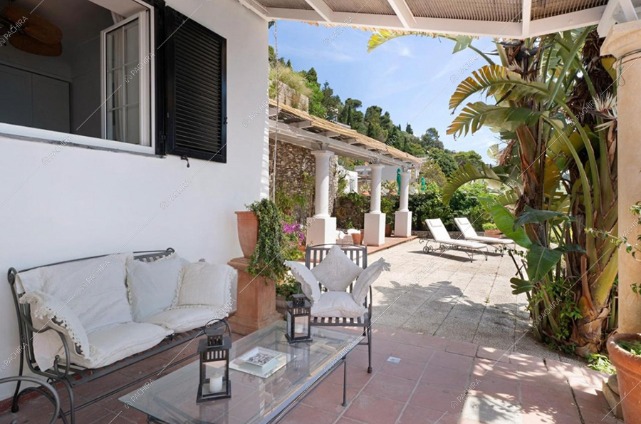 Veranda della villa Oder, location in stile classico a Napoli