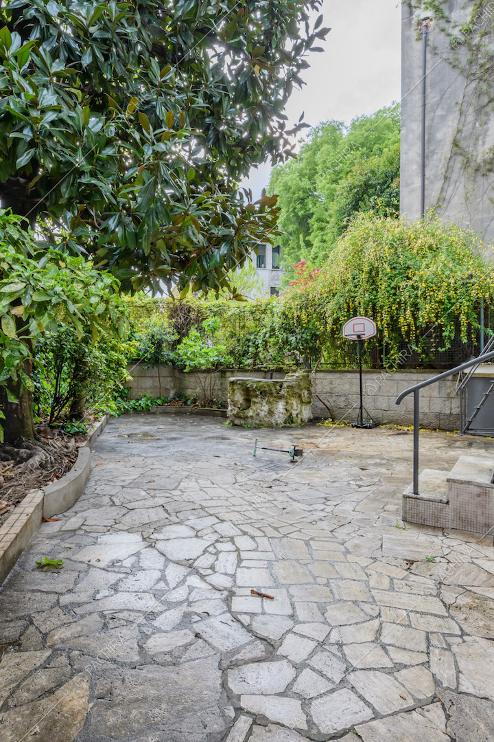 Pavimentazione in lastre di pietra nel giardino della villa