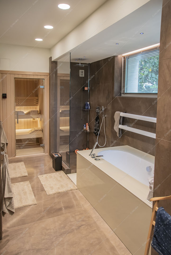 Vasca e box doccia con parete in vetro nel bagno con spa
