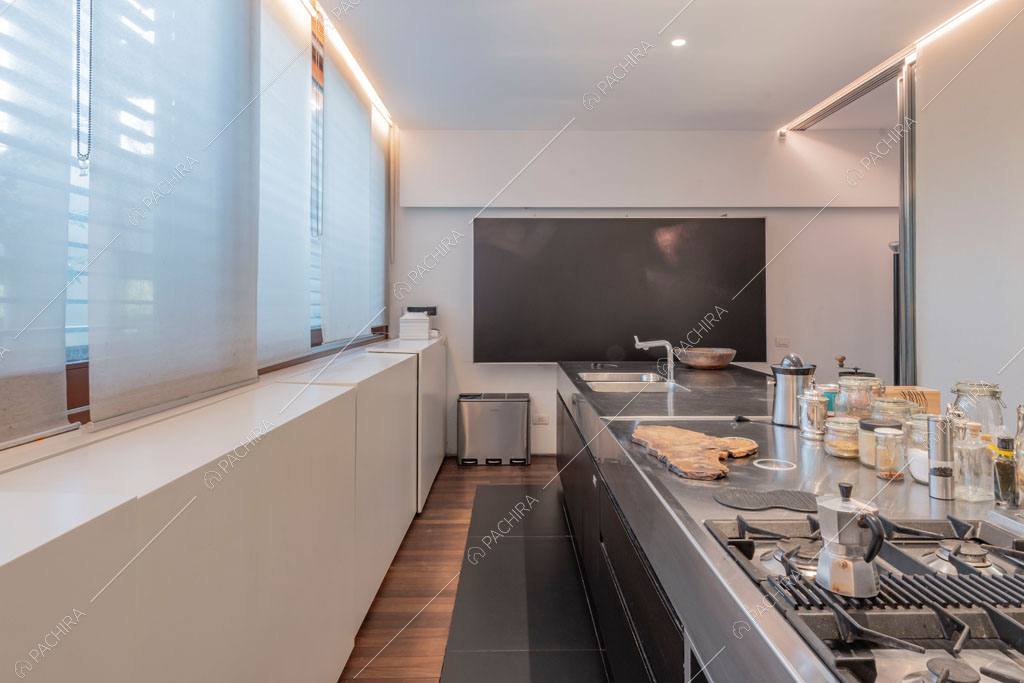 Cucina a isola dell'appartamento Carpentaria, location in stile contemporaneo a Roma