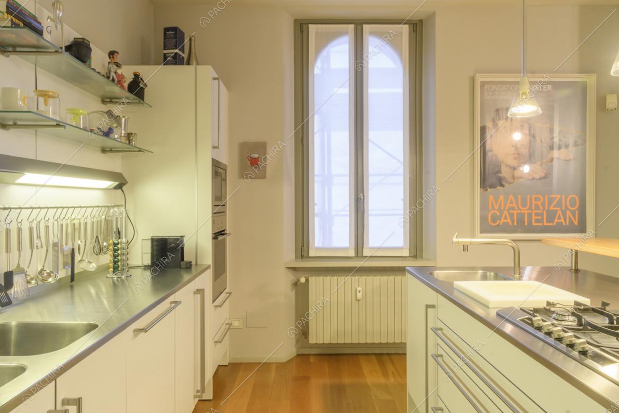 Cucina bianca con fornelli a gas 