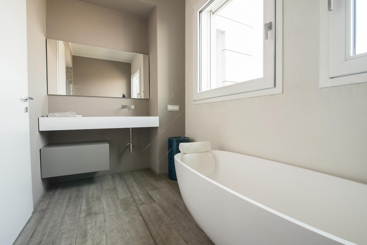 Vasca da bagno ovale e finestre quadrate