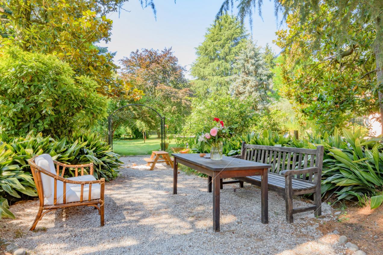 Panchine nel grande giardino della location