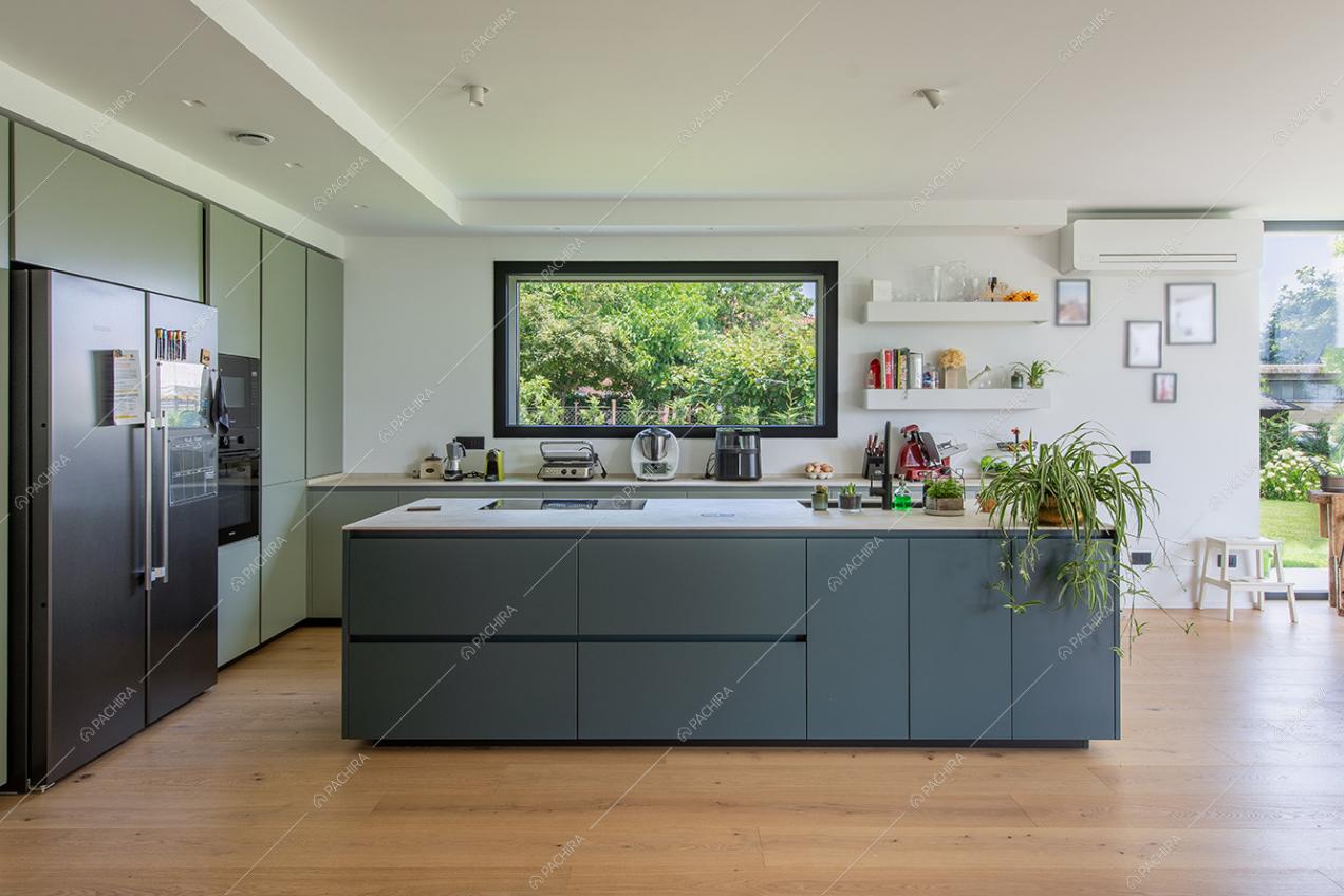Cucina a isola della villa Ladone, location in stile moderno a Lecco