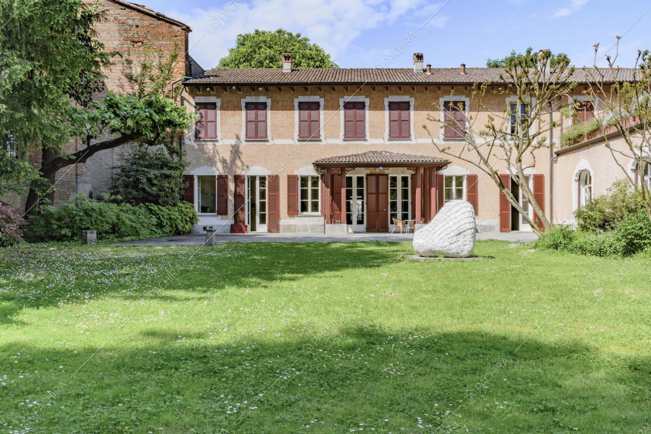 Giardino privato della dimora storica da cui si può ammirare la facciata d'ingresso