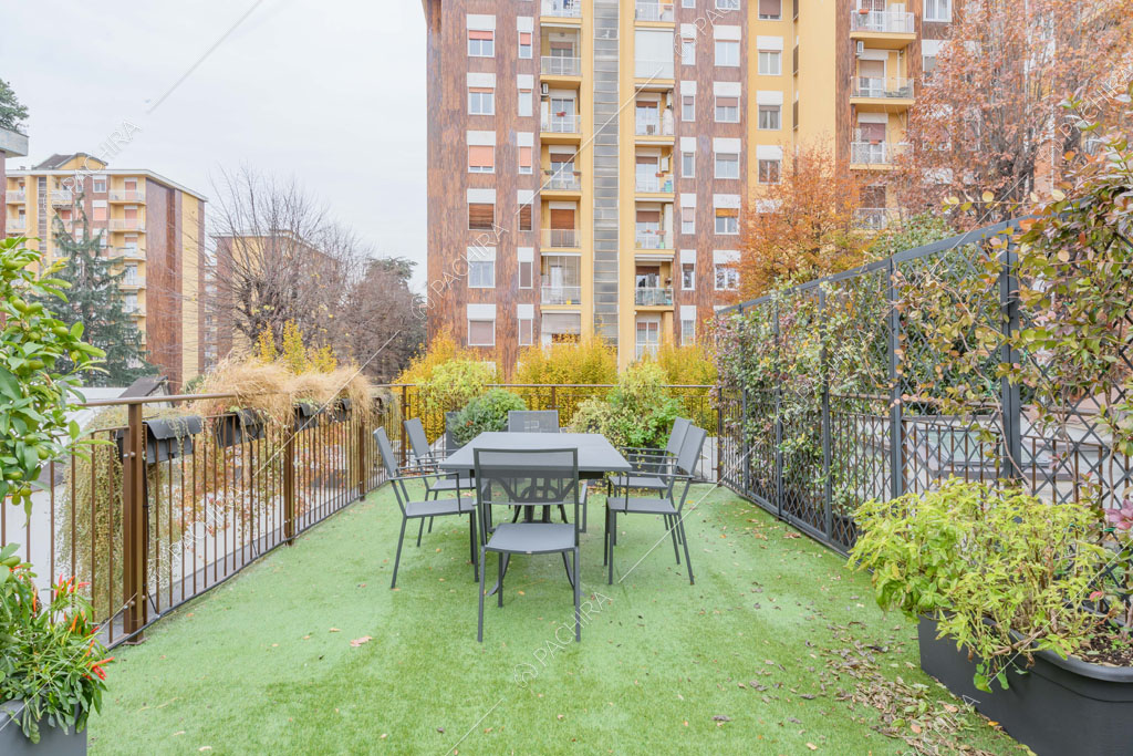 Terrazza con piante e tavolo da pranzo da esterni