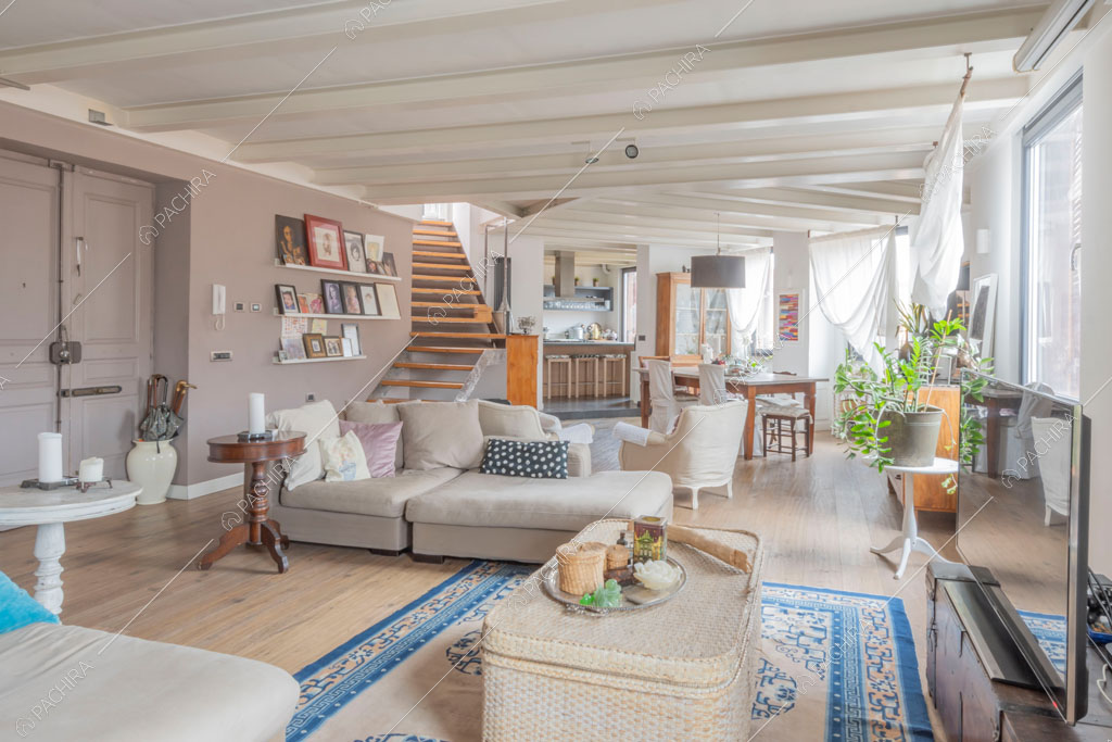 Luminosa zona living dell'appartamento Uru, location in stile moderno a Roma
