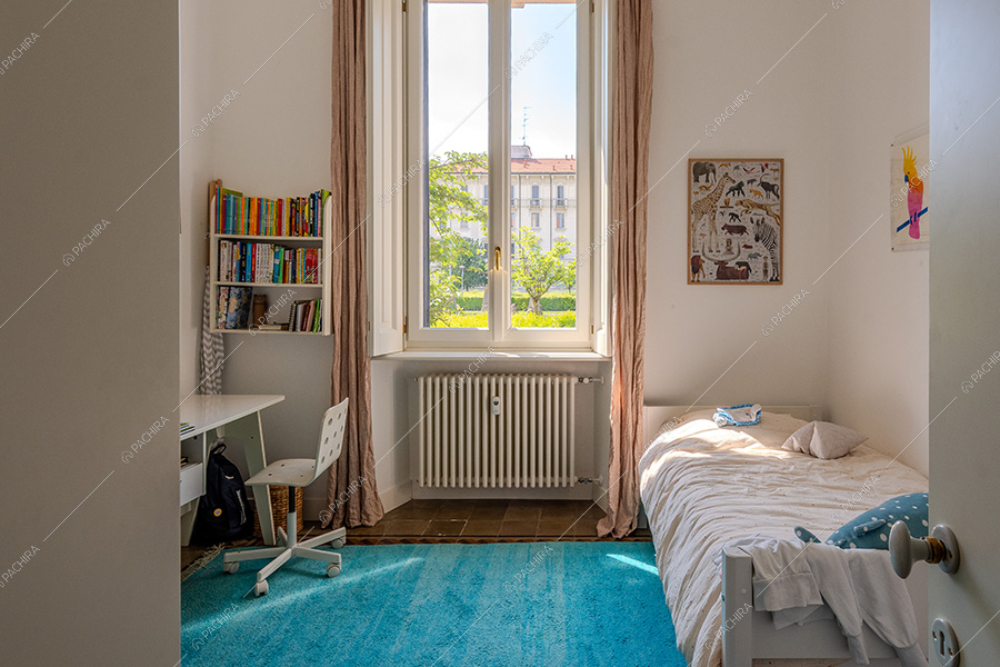 Camera da letto dell'appartamento Andira, location moderna per shooting a Milano
