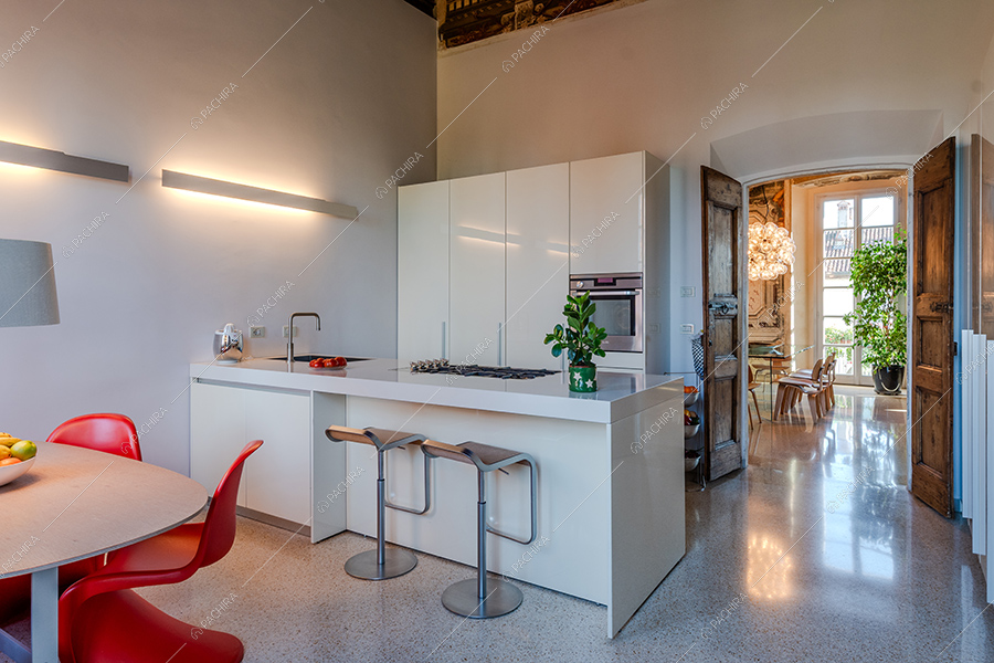 Cucina della villa Mayon, location in stile moderno a Milano