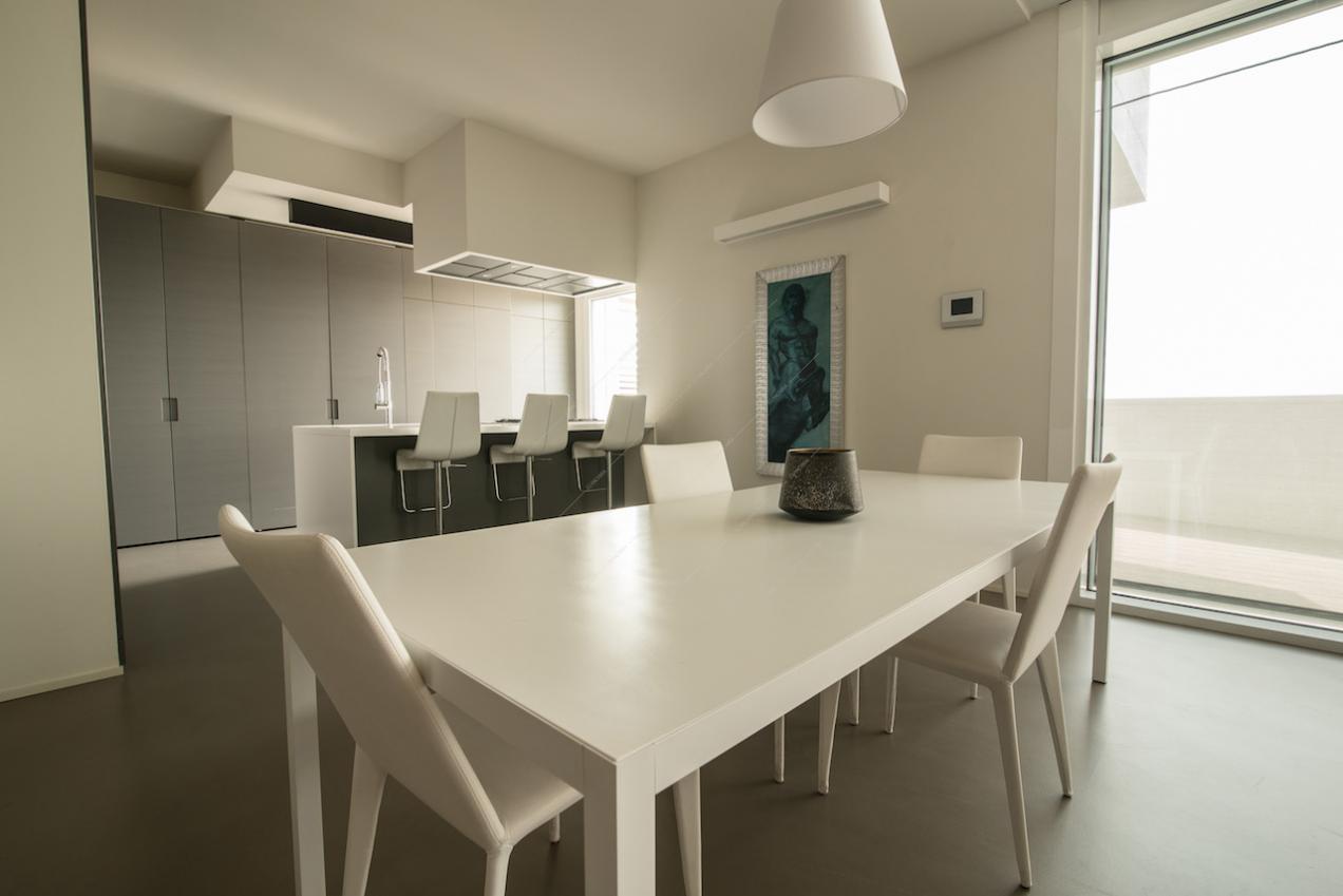 Grande tavolo da pranzo bianco con sedie