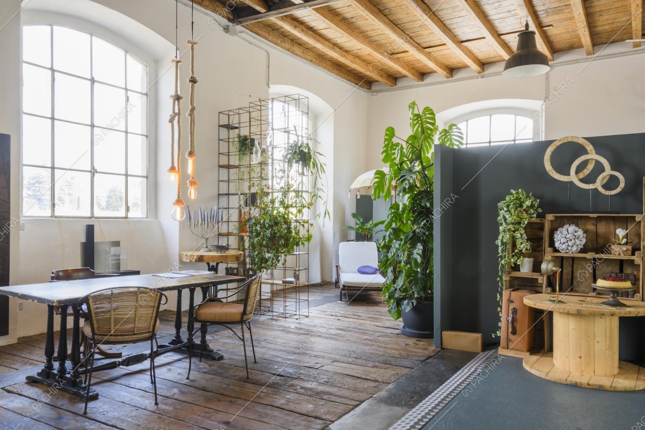 Mobile in legno costruito con cassette della frutta