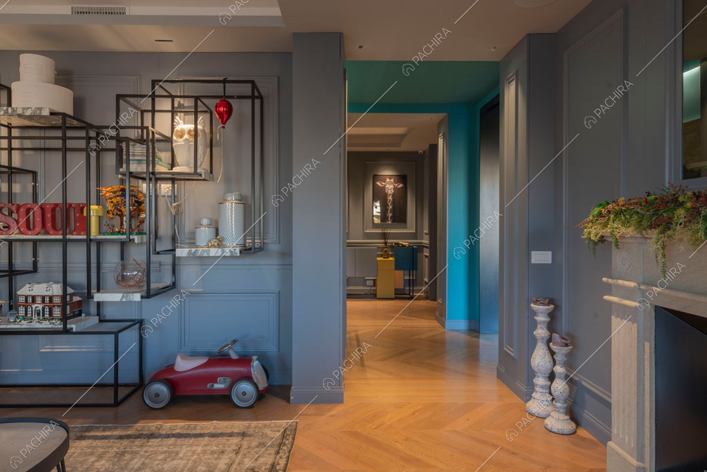 Camino e boiserie alle pareti della zona living dell'appartamento Molucche, location in stile contemporaneo a Roma
