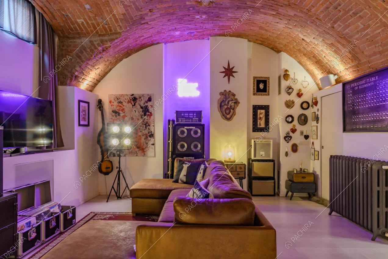 Salotto con soffitto a volta a botte in mattoni rossi a vista