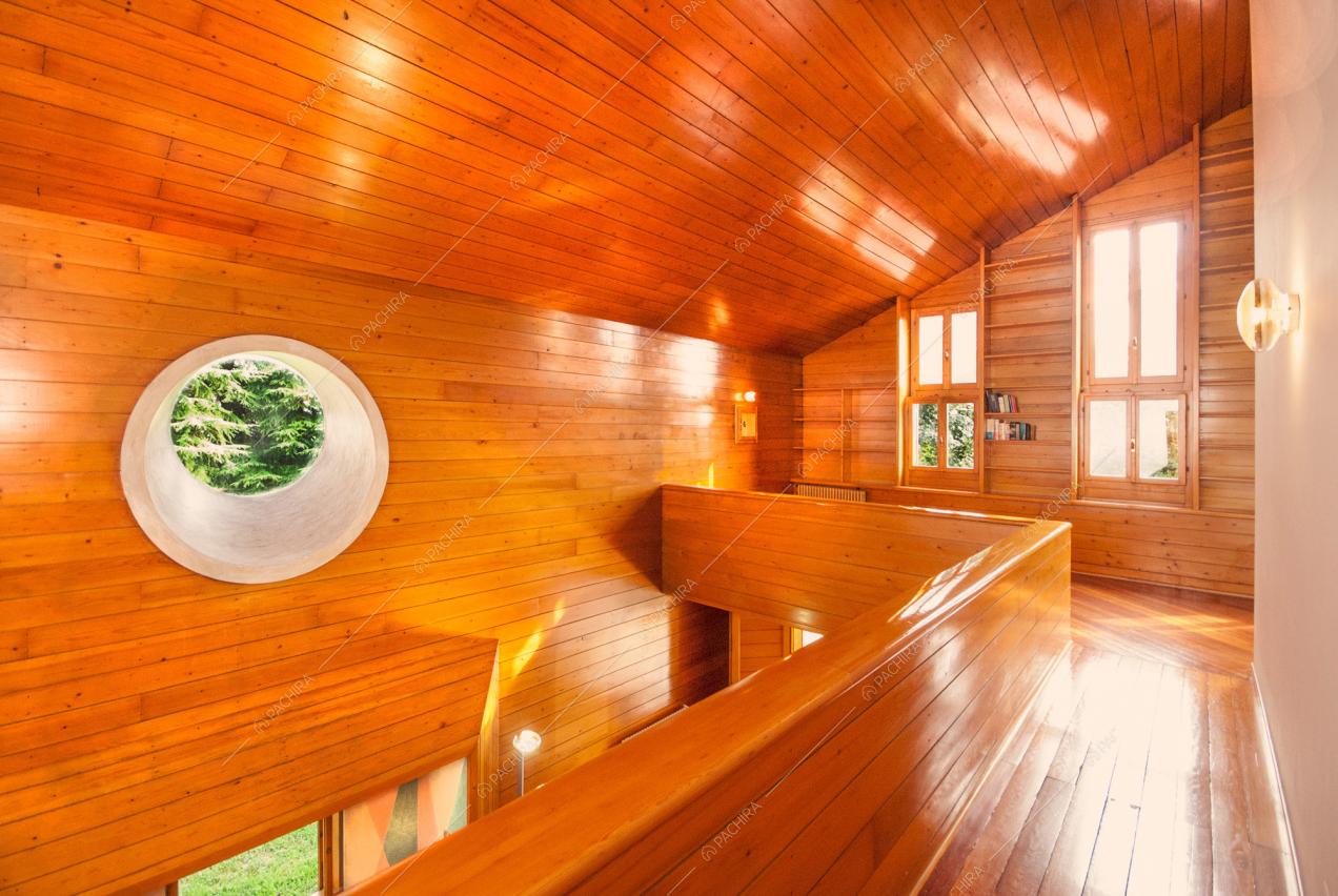 Gli interni della villa completamente rivestiti in legno