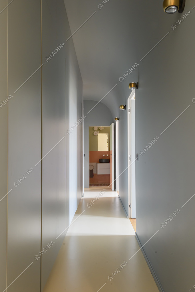 Lungo corridoio con porte e applique