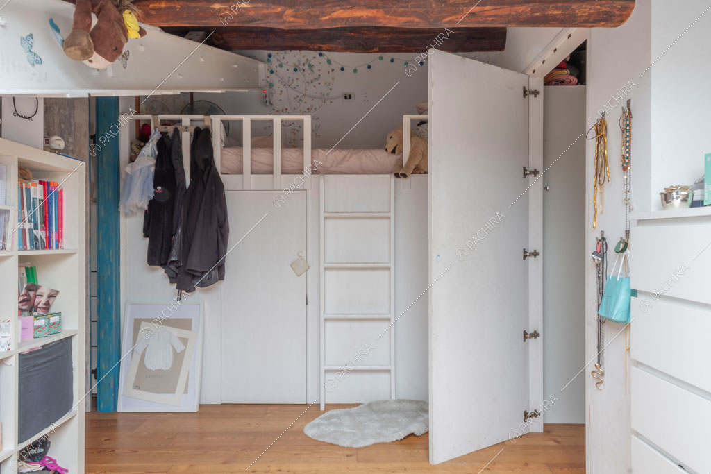 Parquet nella camera da letto dei bambini dell'appartamento Uru, location in stile moderno a Roma