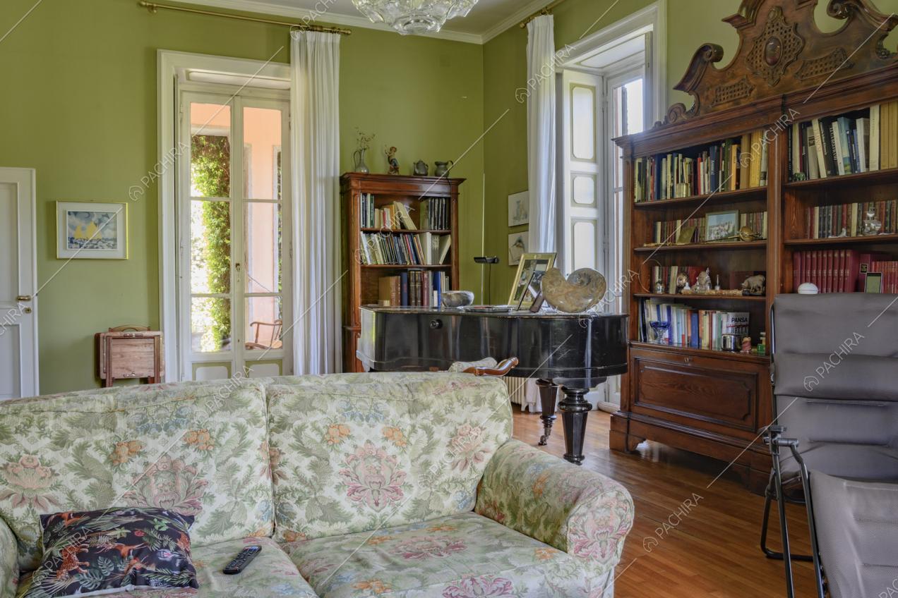 Divano e libreria in legno all'interno del salotto