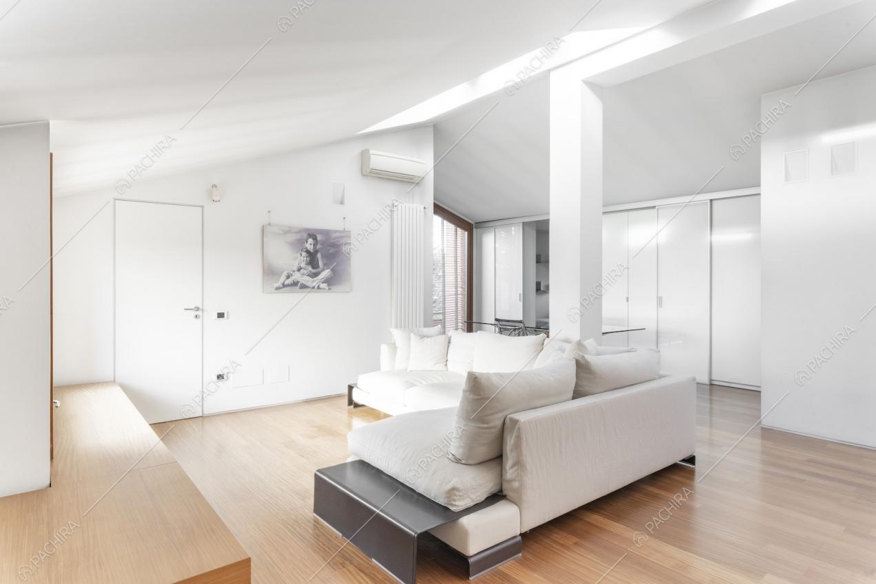 Zona conversazione total white e pavimento in parquet