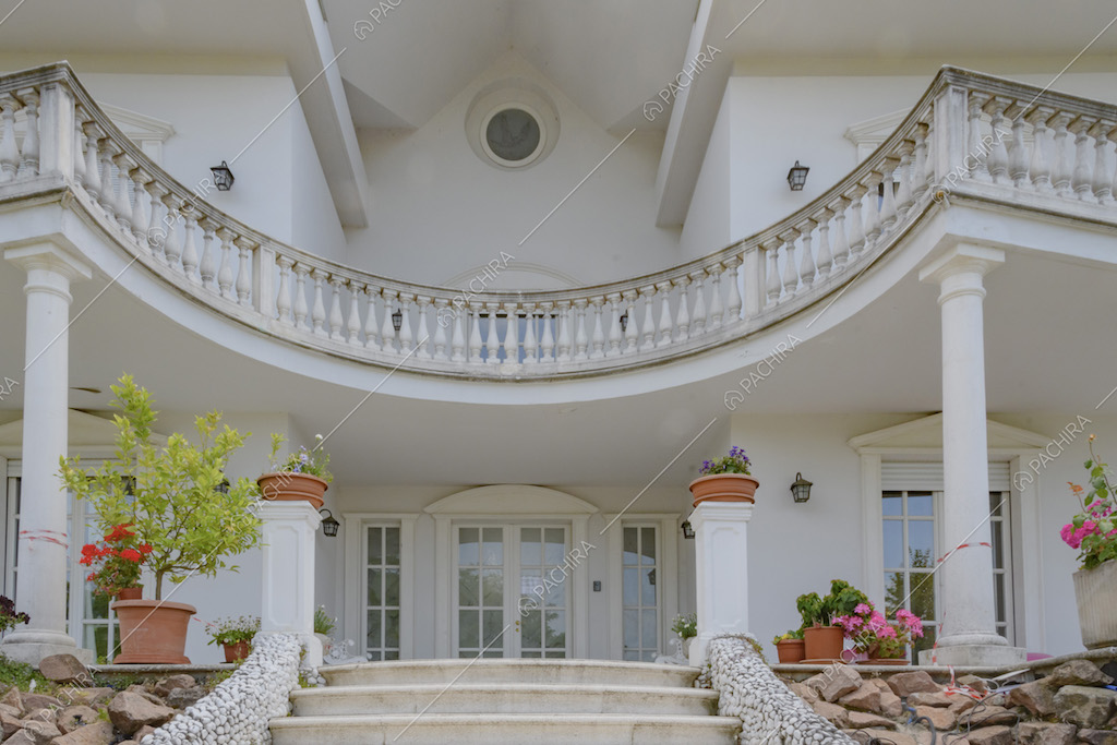 Balconata sorretta da colonne sopra l'ingresso della villa