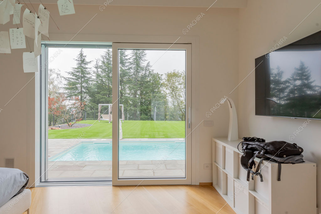 Camera da letto della villa Amazonite, location in stile contemporaneo a Varese