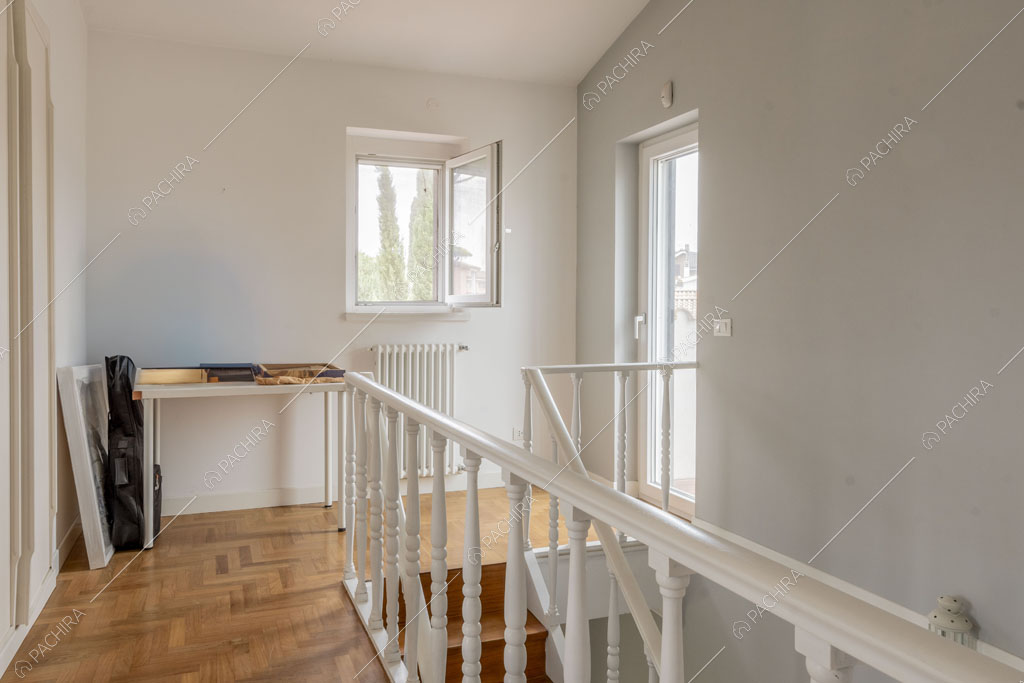 Pianerottolo con pavimento in parquet della villa Pino Mugo, location in stile moderno a Roma