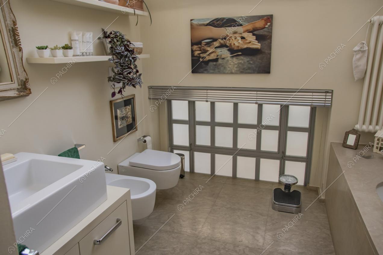 Bagno arredato con colori chiari e in stile moderno
