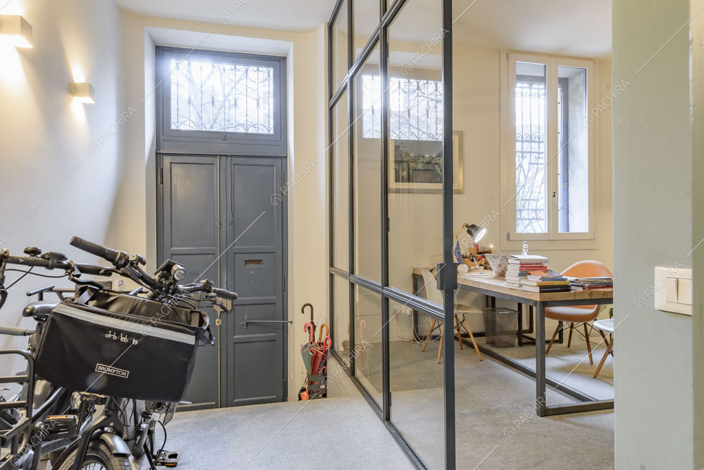 Parete vetrata in stile industriale nello studio della villa Kharan, location in stile contemporaneo a Milano