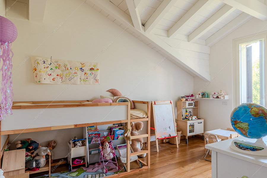 Camera dei bambini della villa Litani, location in stile moderno a Monza