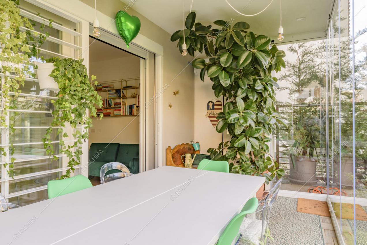 Luminosa veranda con porta-finestra scorrevole che la collega alla cucina