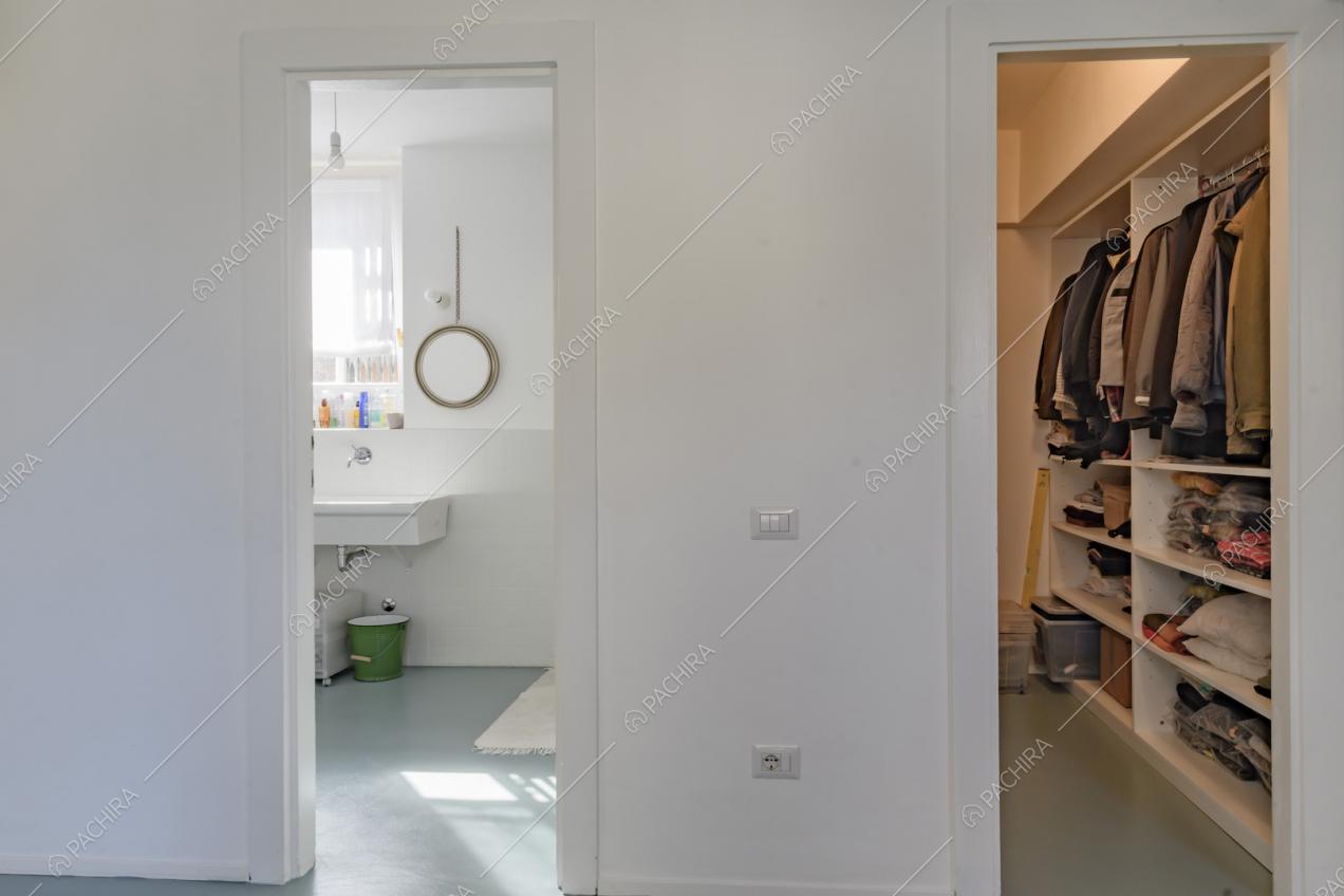 Vista su bagno e cabina armadio