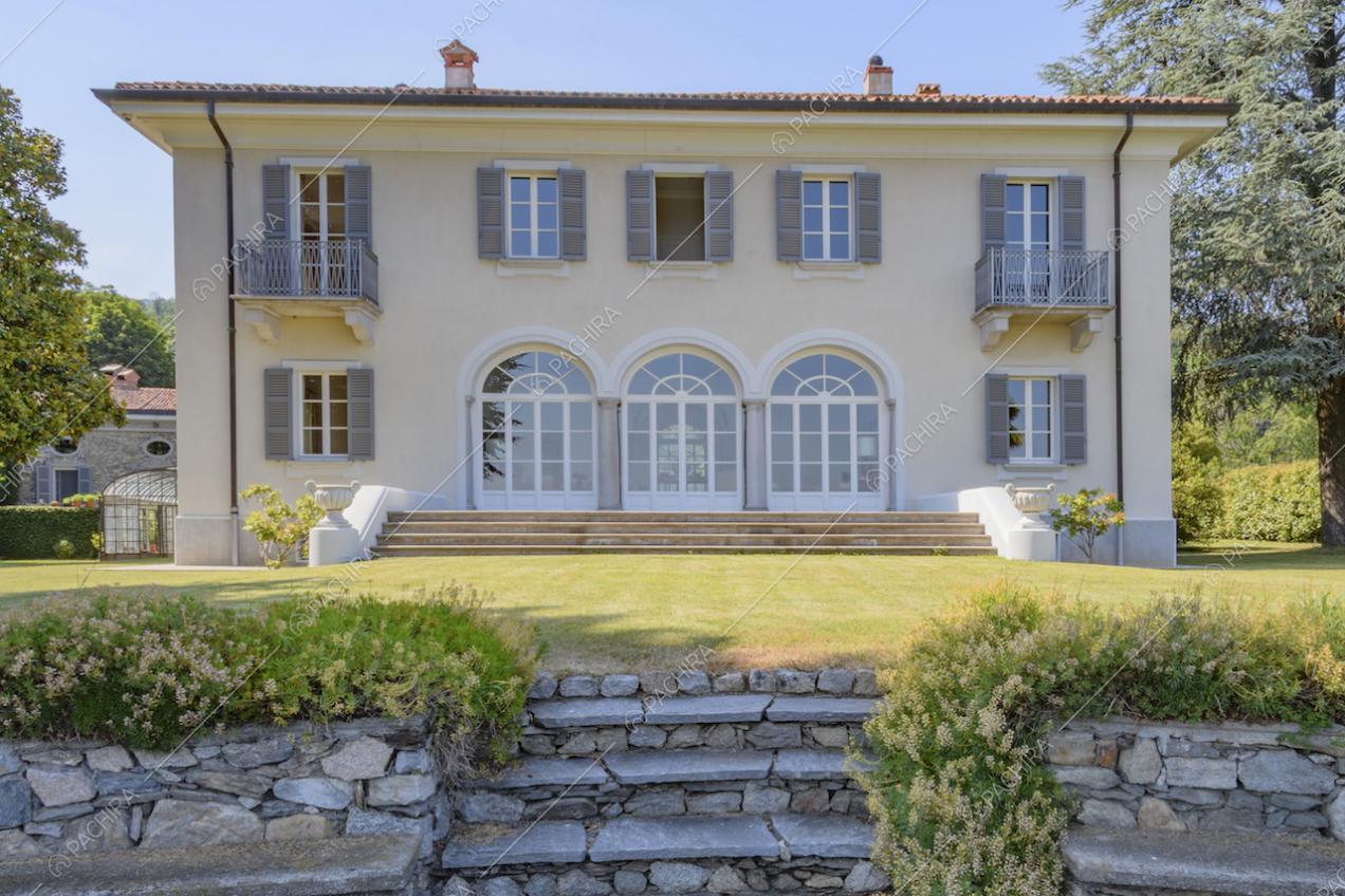 Scalinata d'accesso alla villa nel giardino