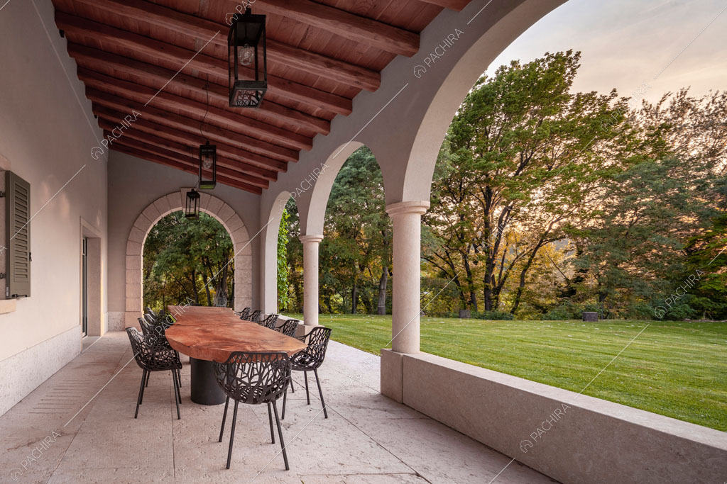 Grande portico della villa Ghibli, location in stile contemporaneo a Verona