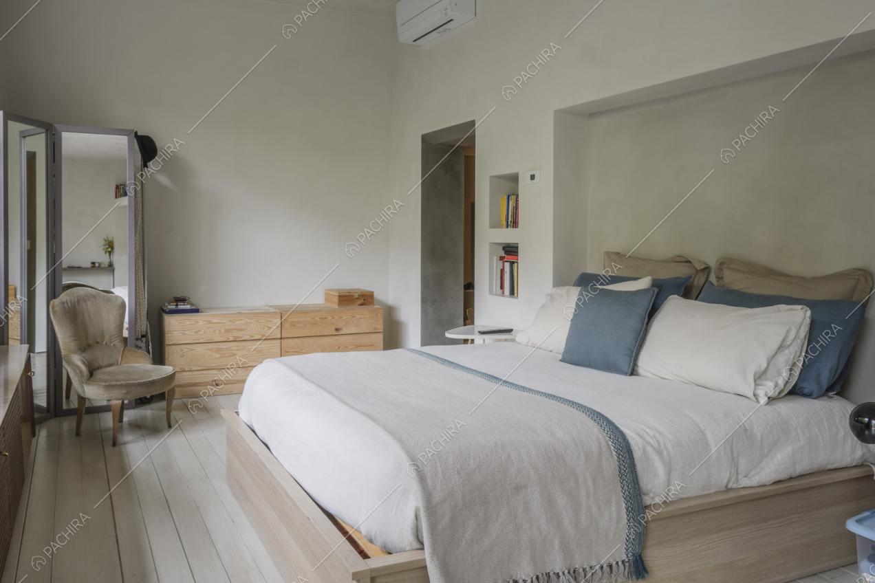 Letto matrimoniale su struttura in legno