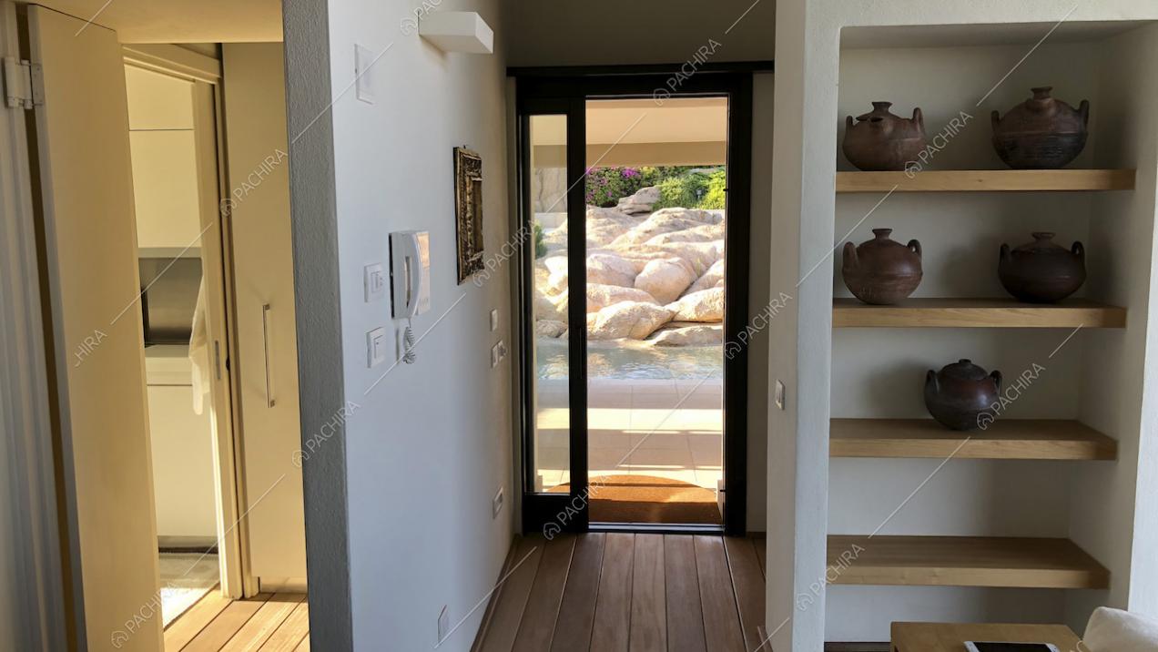 L'ingresso della Location Leccio con porta a vetri