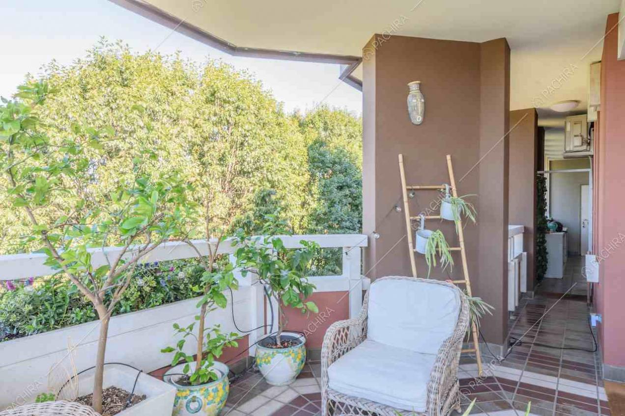 Terrazza con pareti marroni e parapetto bianco