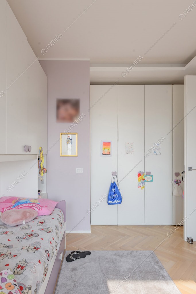 Letto singolo nella camera dei bambini con parete lilla