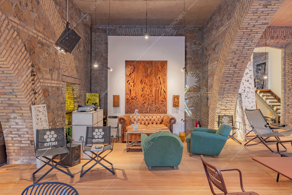 Pareti in mattoncini e pietra a vista nella sala dell'espositivo Couve, location in stile contemporaneo a Roma
